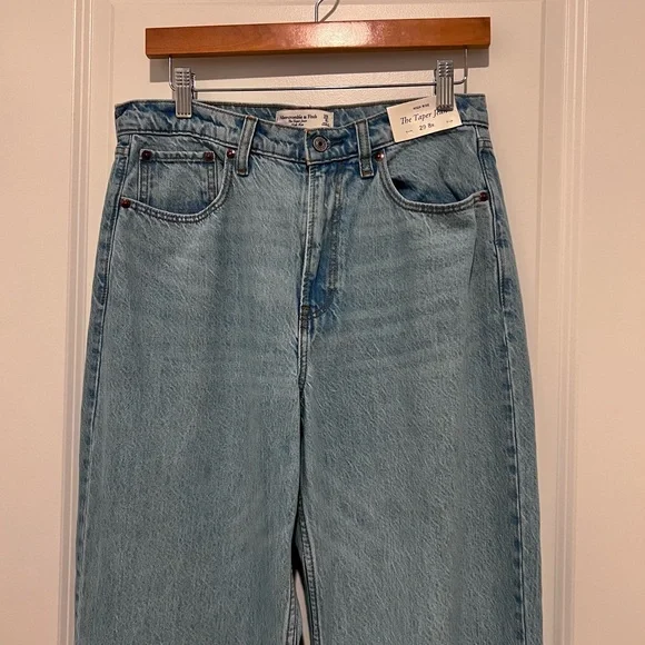 NWT Abercrombie & Fitch Women's The Taper Jean High Rise Light Wash Size 29/8 R - Picture 3 of 13